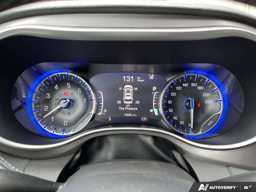 2023 Chrysler Pacifica — photo 15 of 25