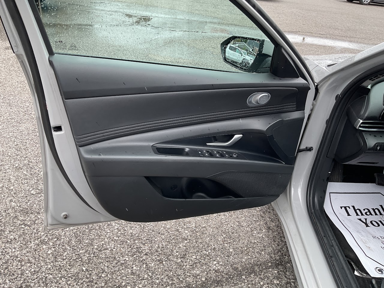 2025 Hyundai Elantra — photo 30 of 34
