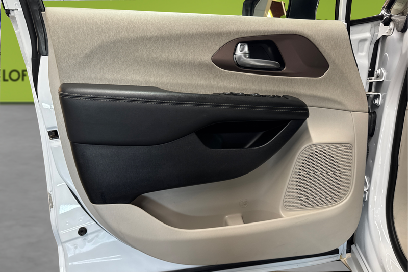 2024 Chrysler Grand Caravan — photo 20 of 34