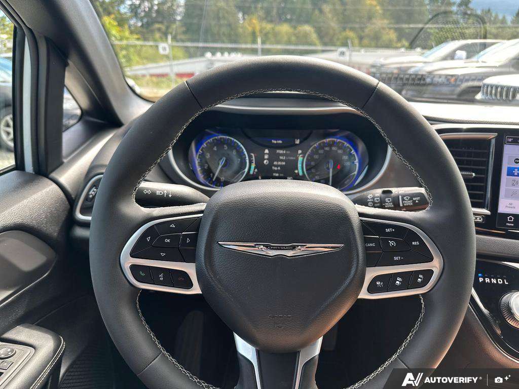 2025 Chrysler Grand Caravan — photo 14 of 25