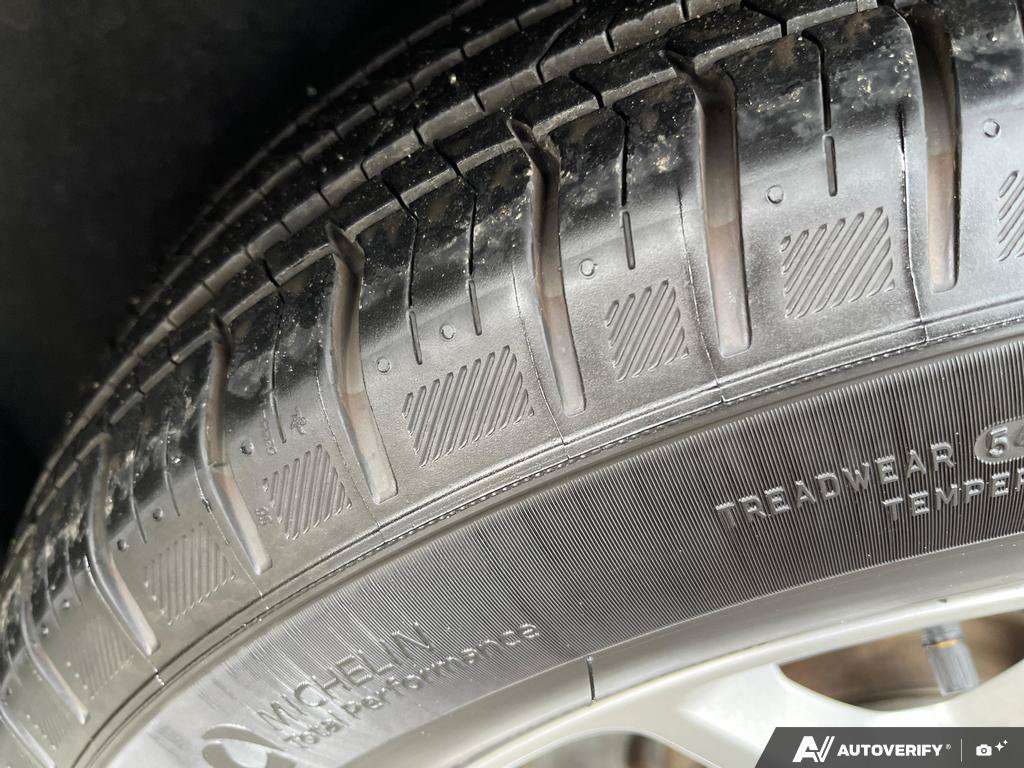 2023 Chrysler Pacifica — photo 7 of 25