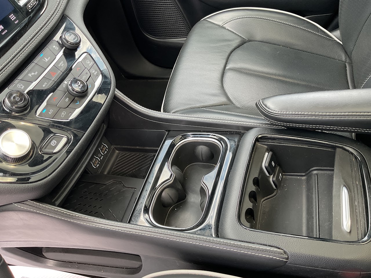 2025 Chrysler Pacifica — photo 29 of 34