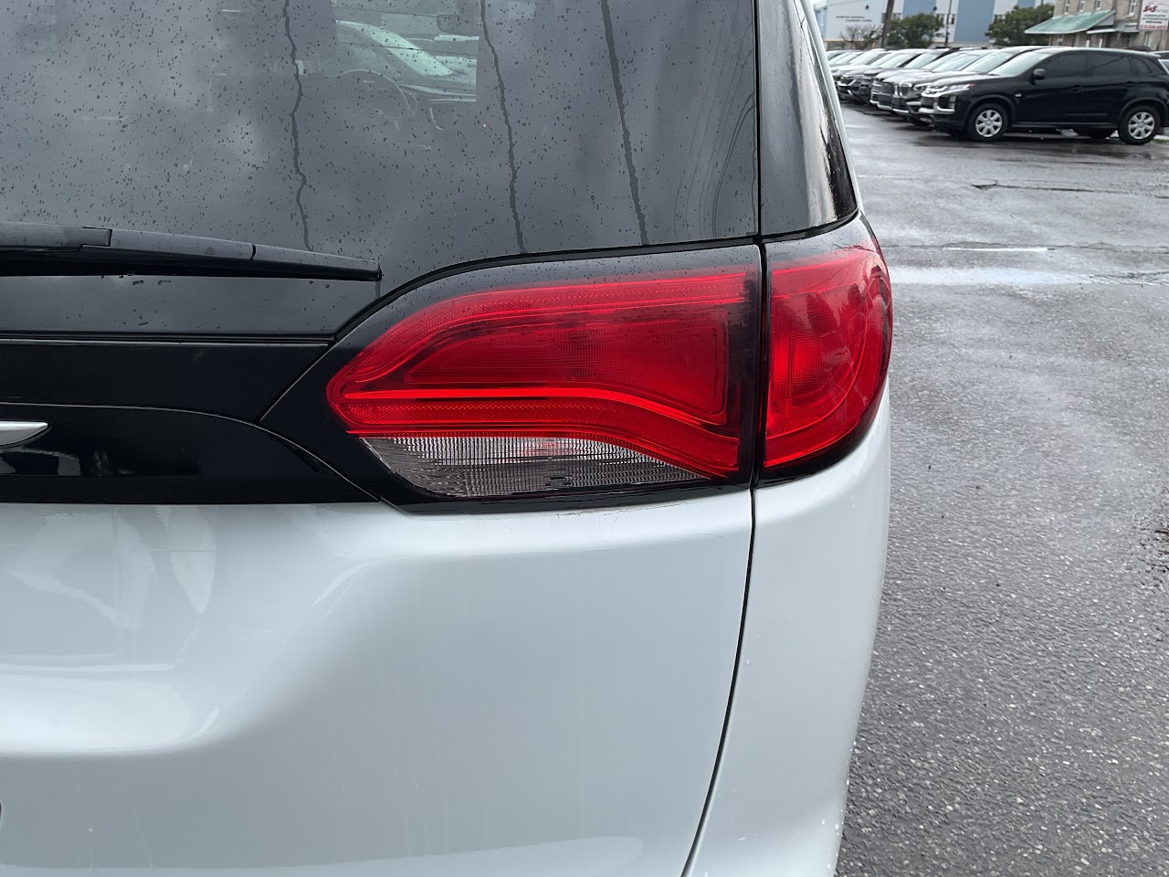 2023 Chrysler Grand Caravan — photo 17 of 34