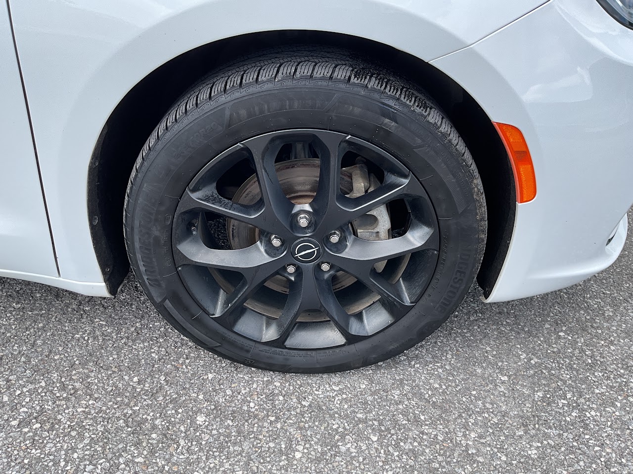 2025 Chrysler Pacifica — photo 12 of 34