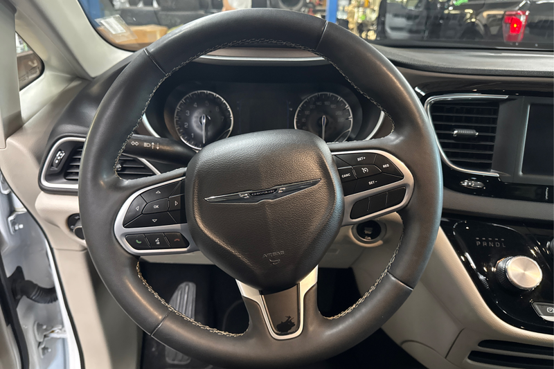 2024 Chrysler Grand Caravan — photo 14 of 34