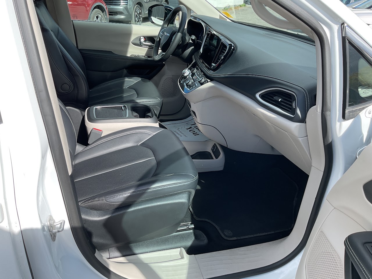 2024 Chrysler Pacifica — photo 24 of 34