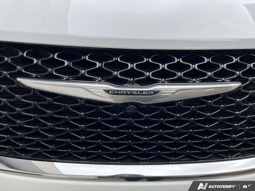 2023 Chrysler Pacifica — photo 9 of 25