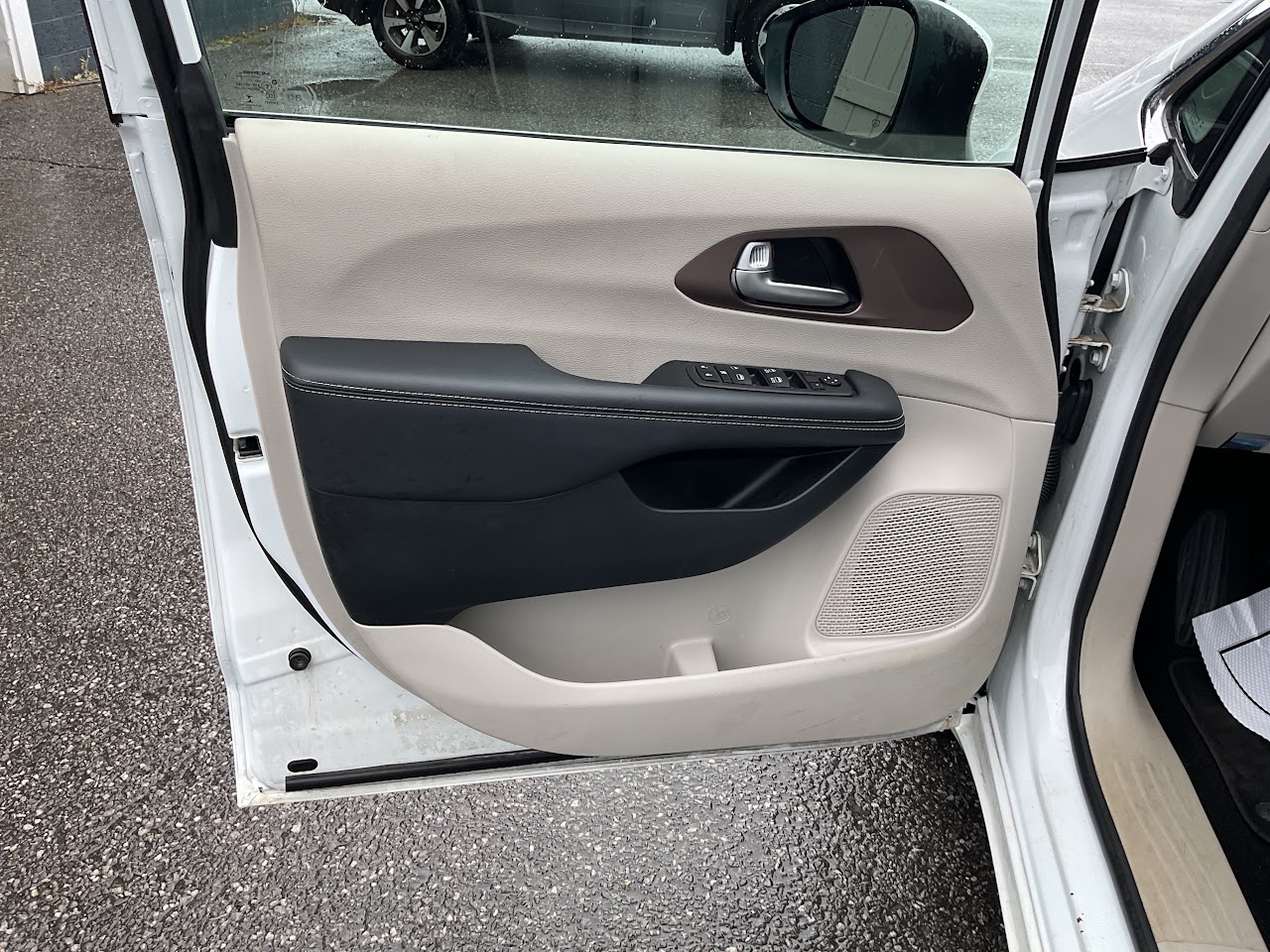 2023 Chrysler Grand Caravan — photo 30 of 34