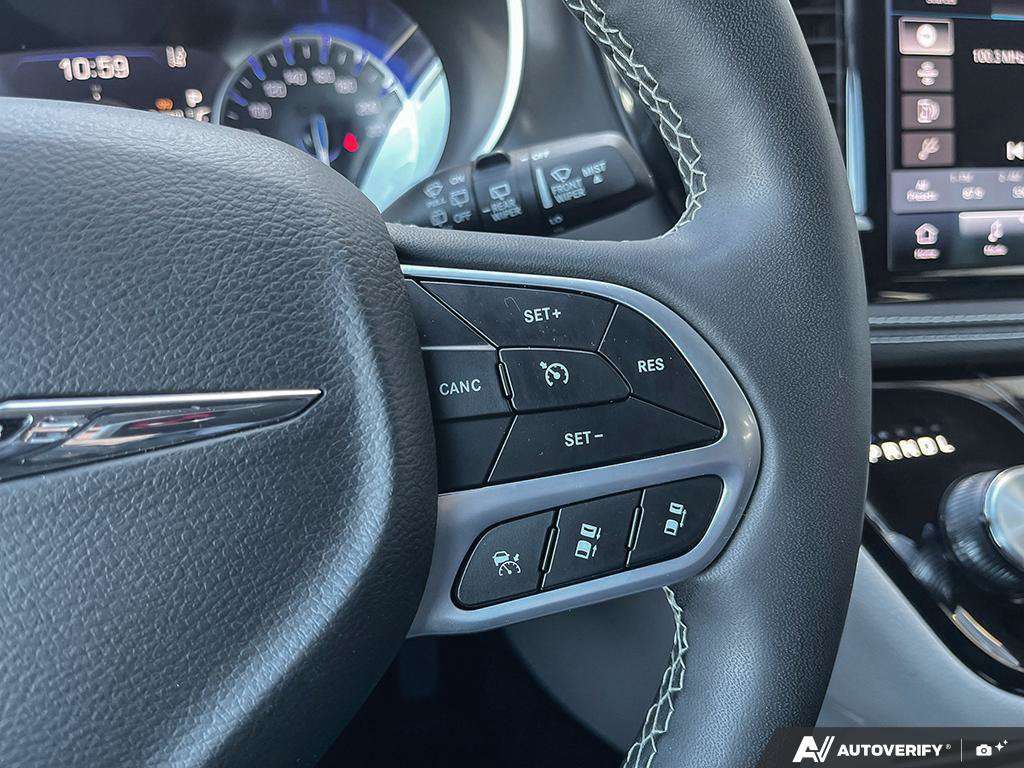 2023 Chrysler Pacifica — photo 16 of 25