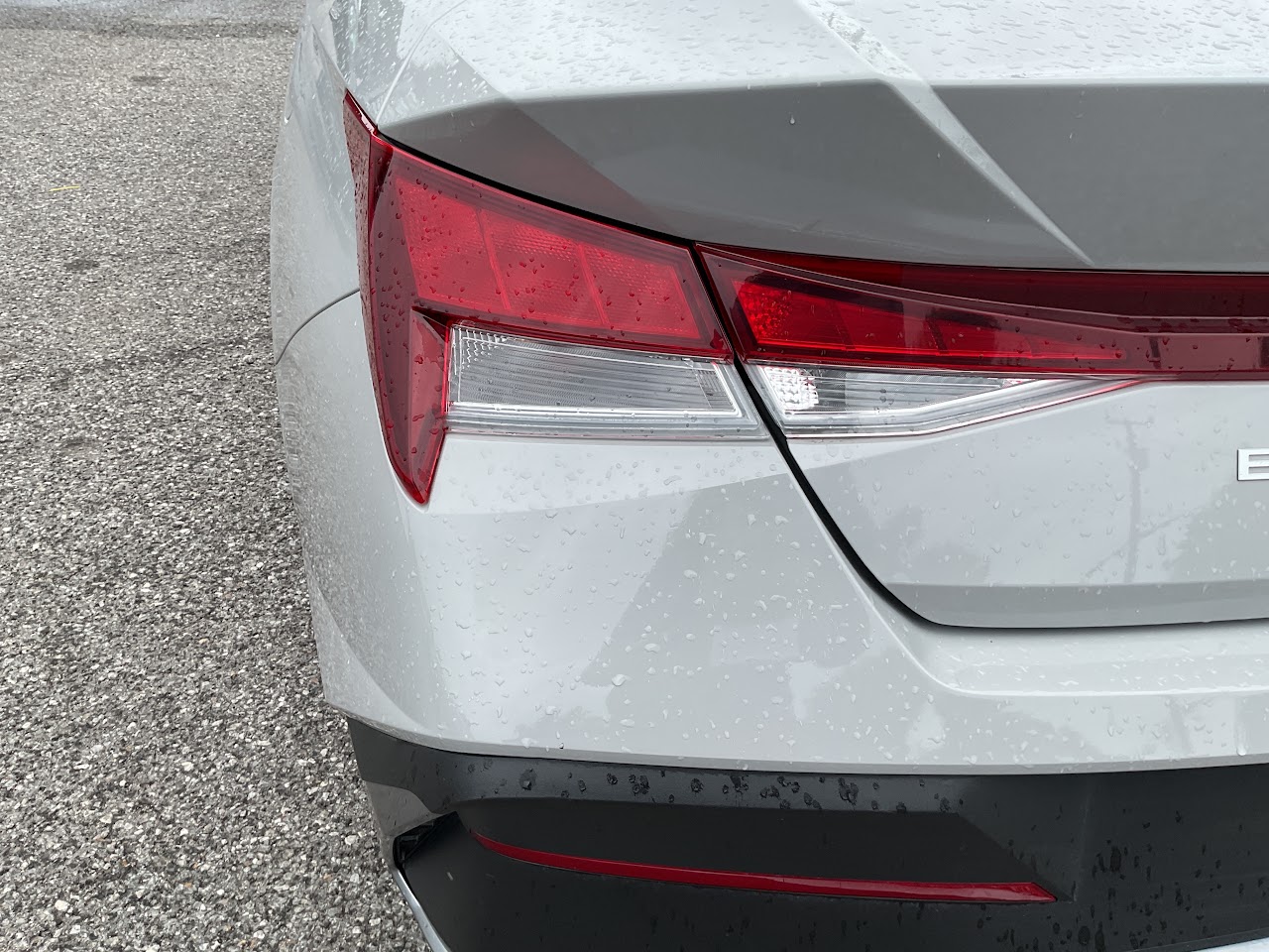 2025 Hyundai Elantra — photo 16 of 34