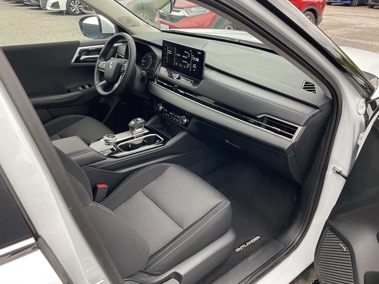 2025 Mitsubishi Outlander — photo 22 of 33