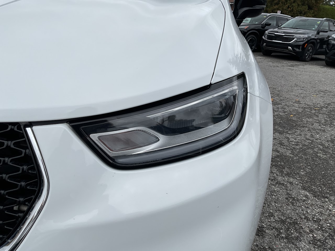 2024 Chrysler Pacifica — photo 11 of 35