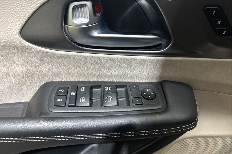 2023 Chrysler Pacifica — photo 25 of 27