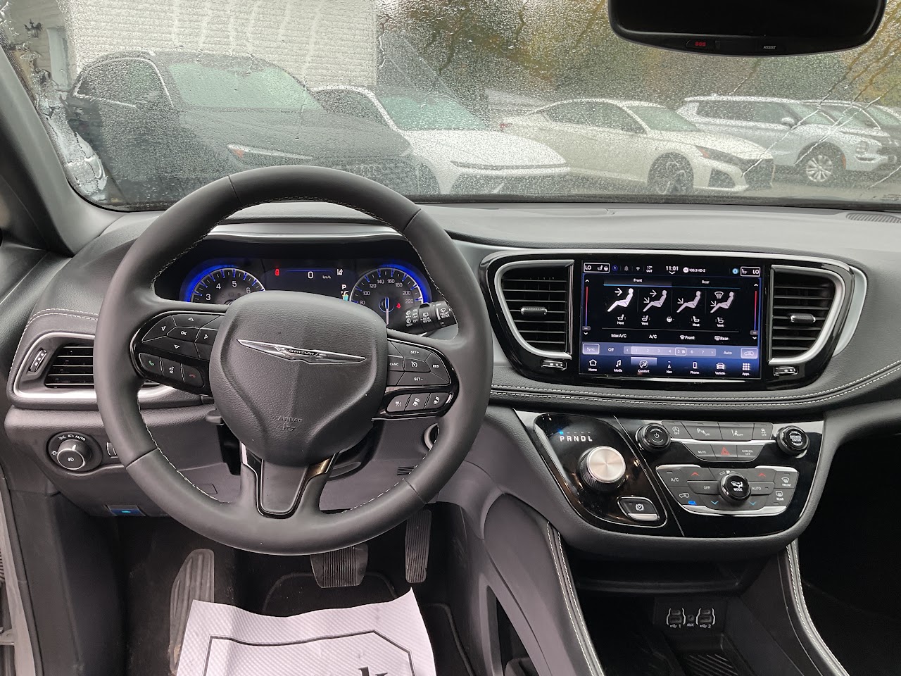 2025 Chrysler Pacifica — photo 19 of 34