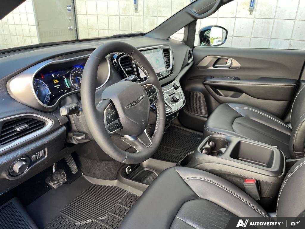 2026 Chrysler Grand Caravan — photo 13 of 25