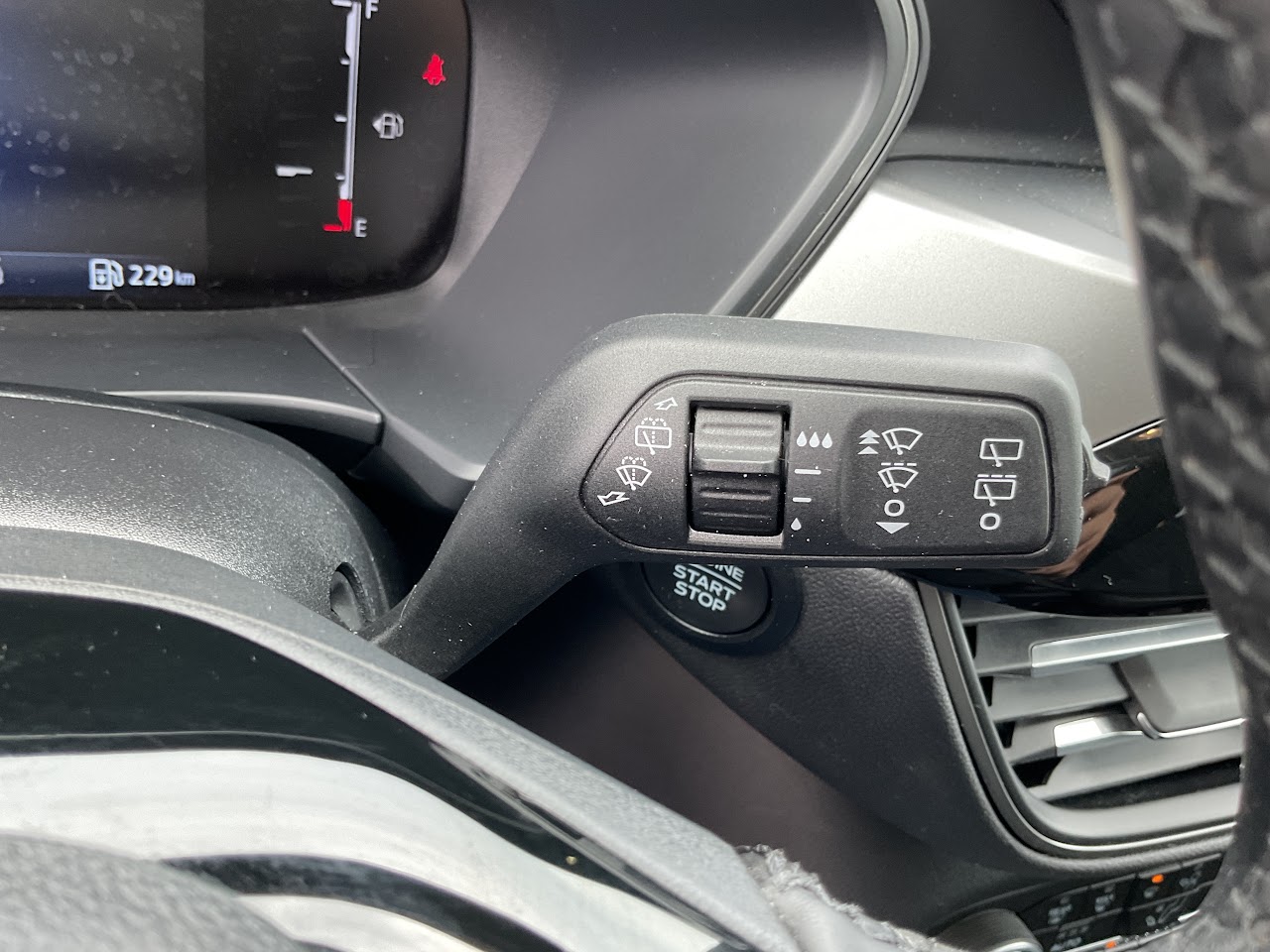 2025 Ford Escape — photo 22 of 35