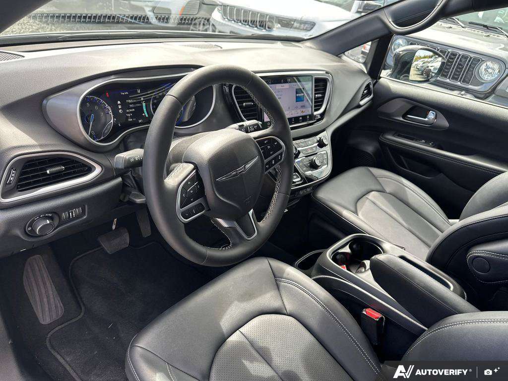 2025 Chrysler Grand Caravan — photo 13 of 25
