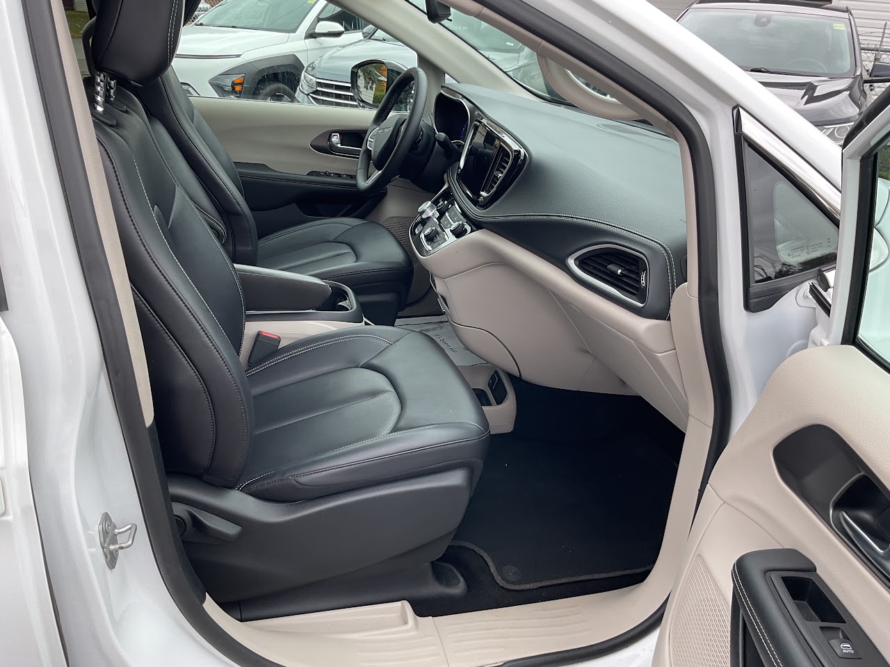 2024 Chrysler Pacifica — photo 21 of 35