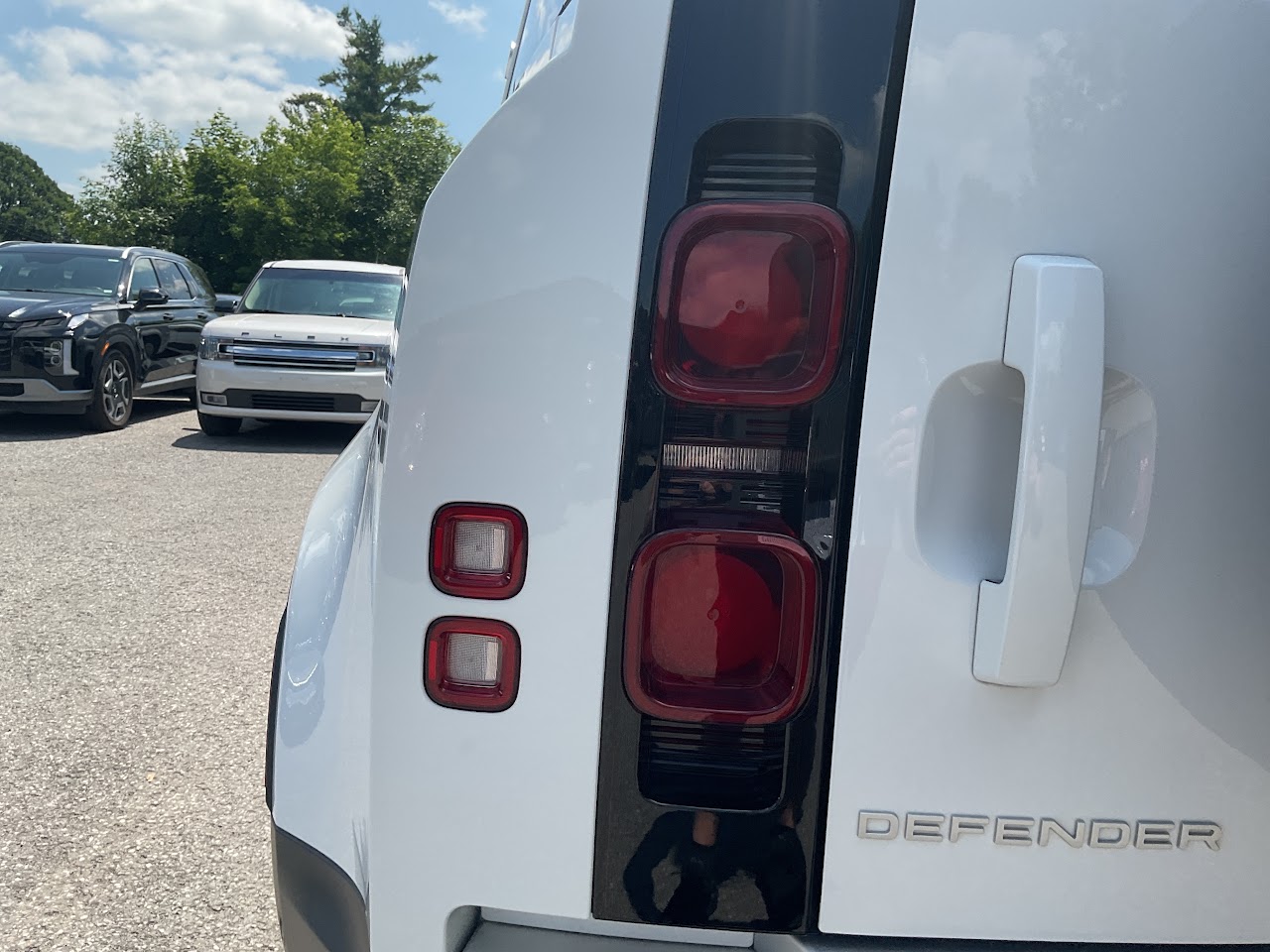2024 Land Rover Defender — photo 18 of 34