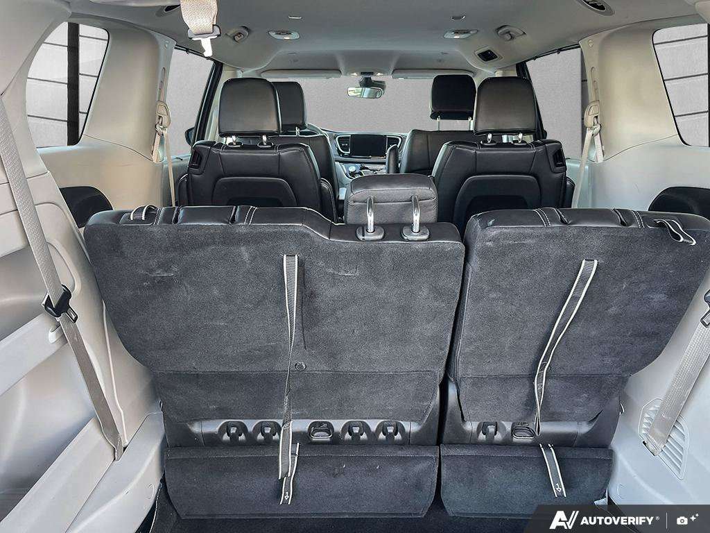 2023 Chrysler Pacifica — photo 12 of 25