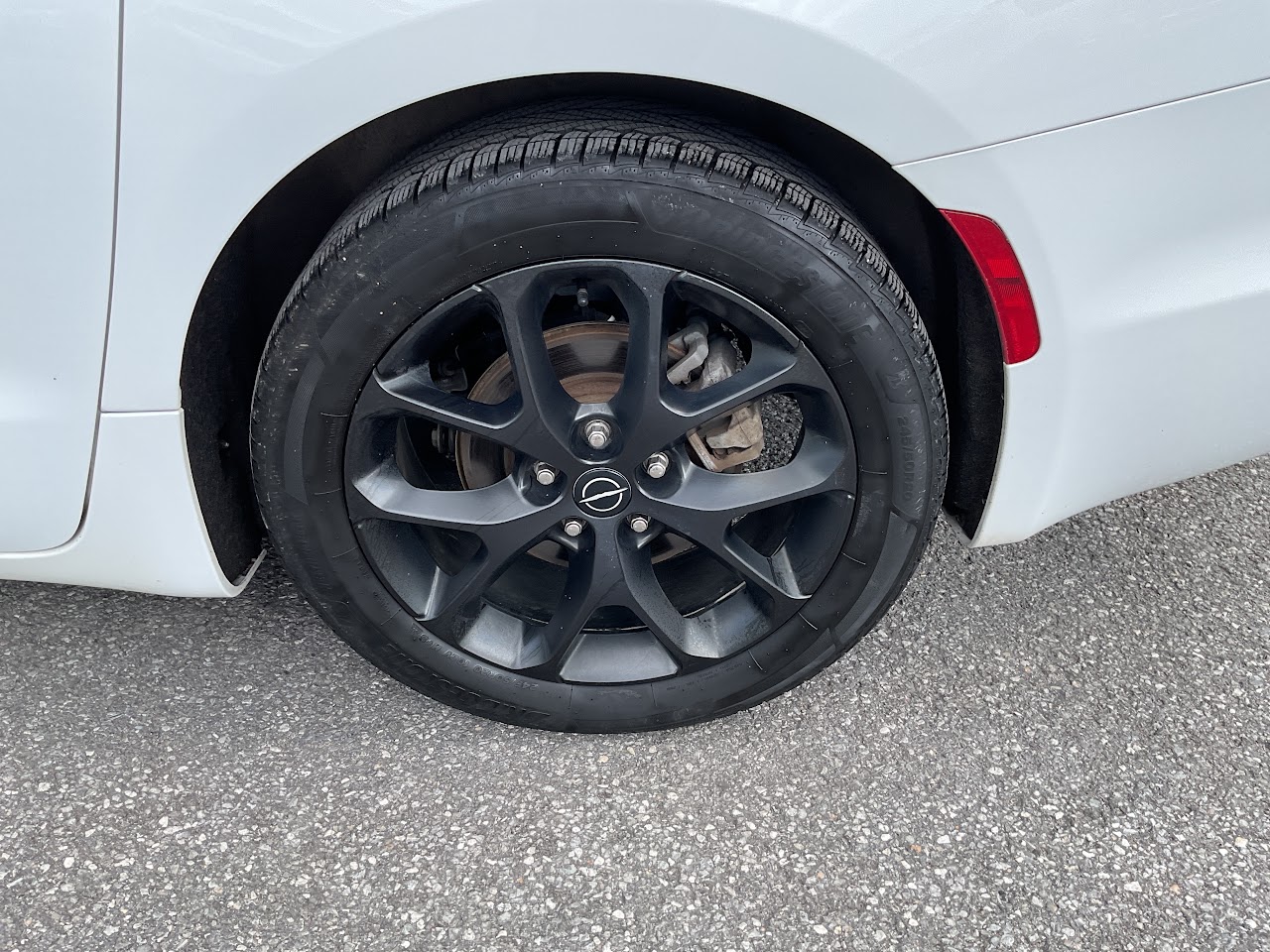 2025 Chrysler Pacifica — photo 11 of 34