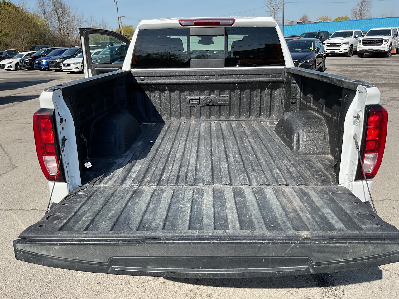 2024 GMC Sierra — photo 19 of 32