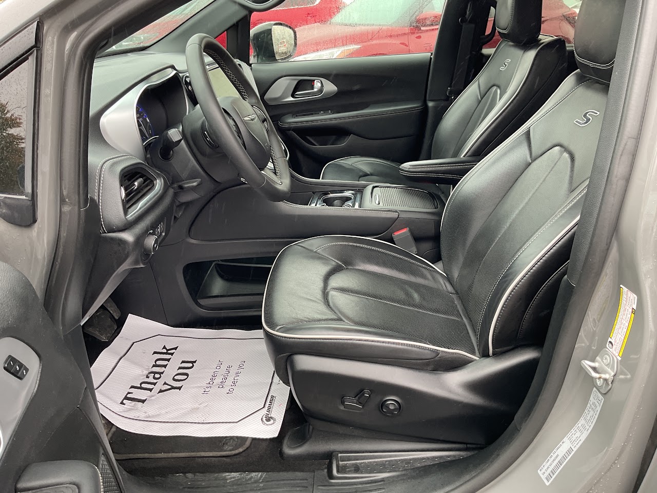 2025 Chrysler Pacifica — photo 13 of 34