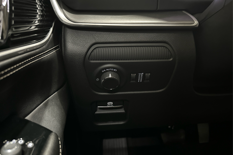 2026 Jeep Grand Wagoneer — photo 16 of 30