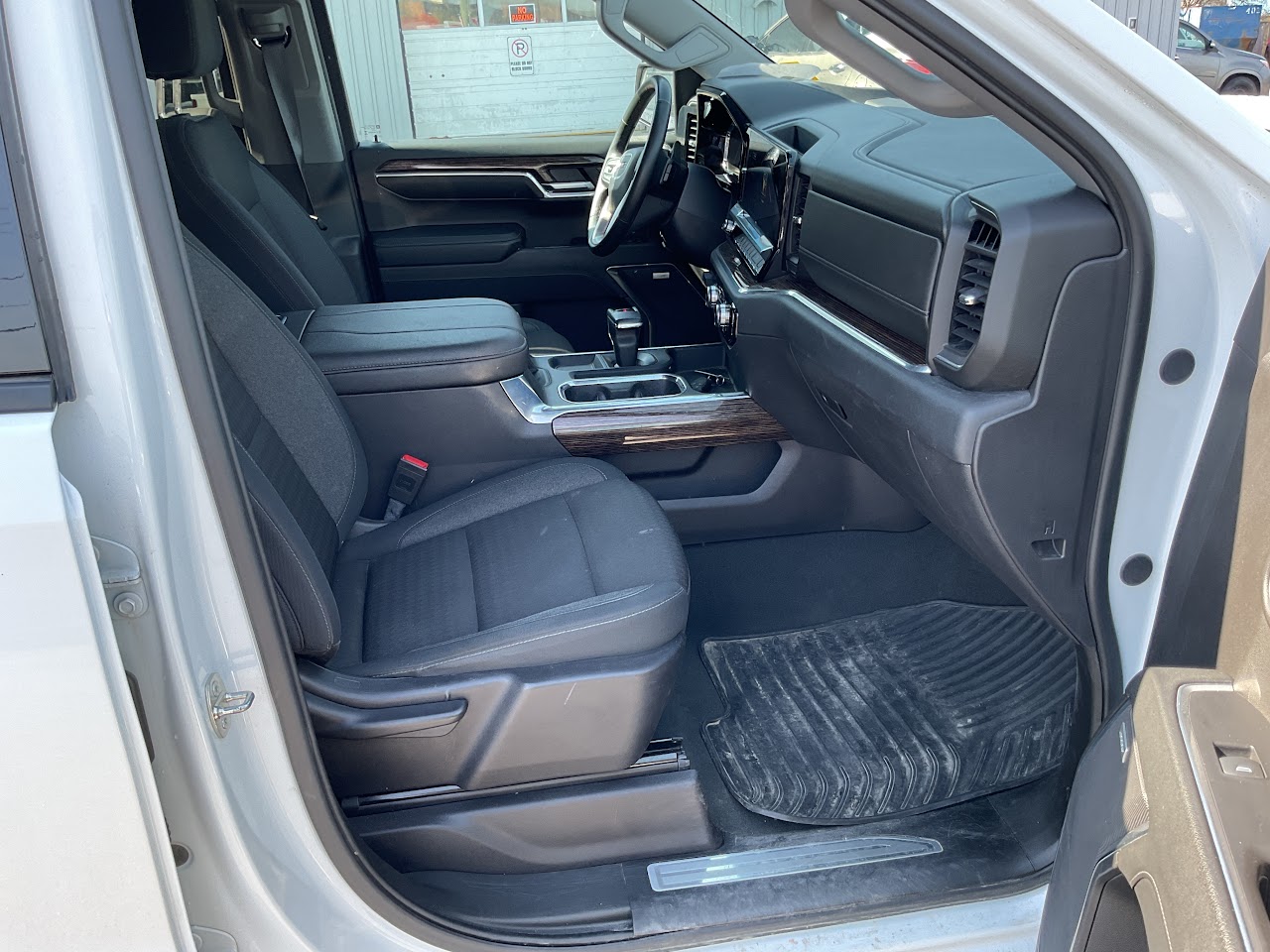 2024 GMC Sierra — photo 18 of 32