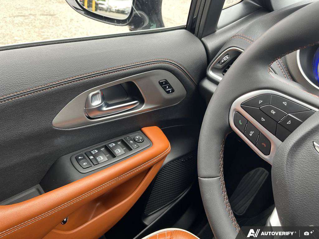 2024 Chrysler Pacifica Hybrid — photo 17 of 25