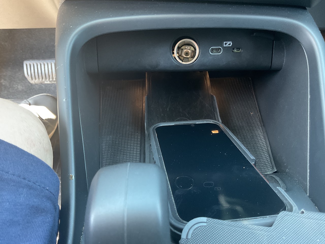 2024 Volvo XC40 — photo 31 of 36