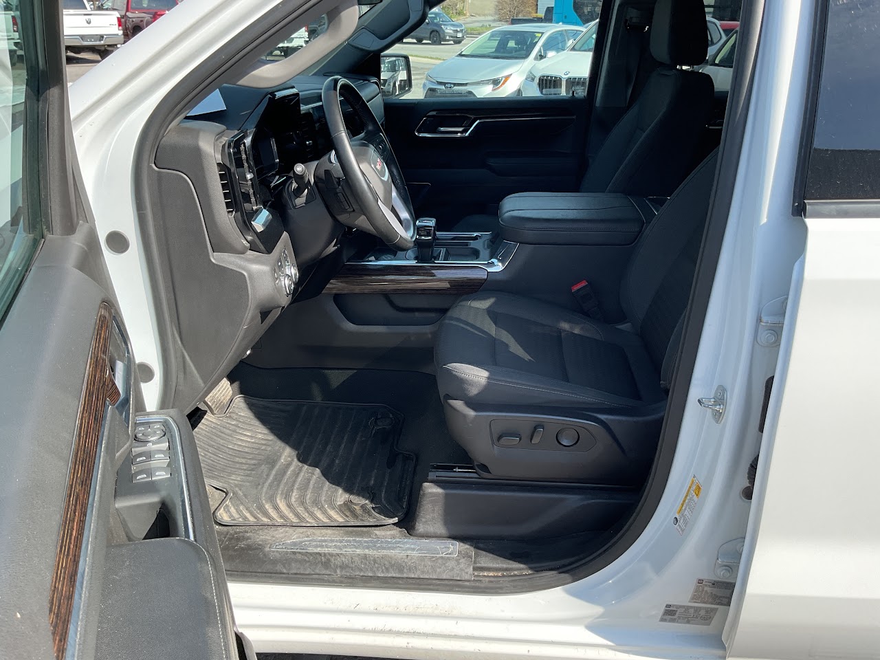 2024 GMC Sierra — photo 17 of 32