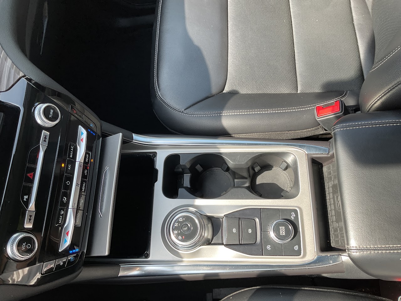 2024 Ford Explorer — photo 29 of 34