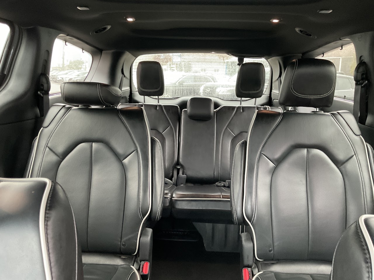 2025 Chrysler Pacifica — photo 17 of 34