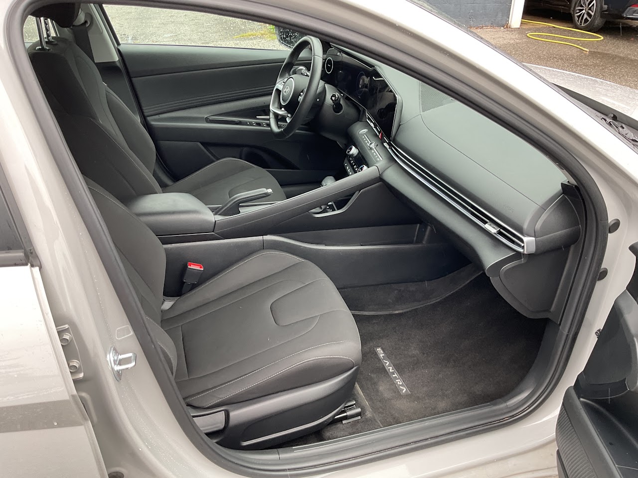 2025 Hyundai Elantra — photo 21 of 34