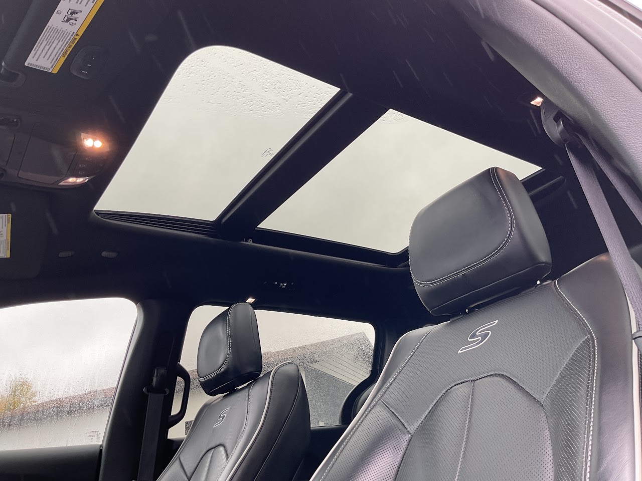 2025 Chrysler Pacifica — photo 24 of 34