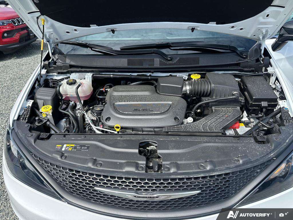 2025 Chrysler Grand Caravan — photo 10 of 25
