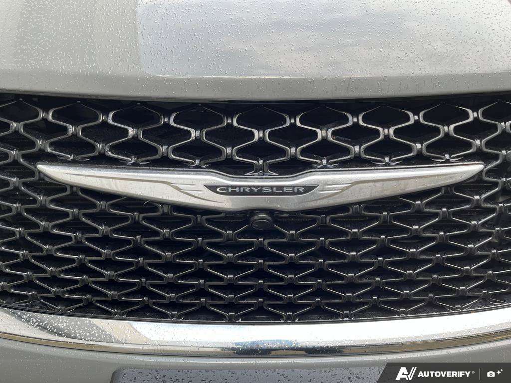 2023 Chrysler Pacifica — photo 9 of 25