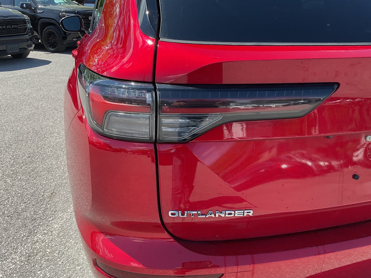 2025 Mitsubishi Outlander — photo 16 of 33