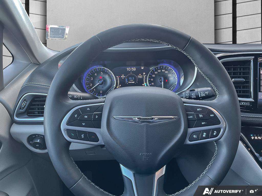 2023 Chrysler Pacifica — photo 14 of 25