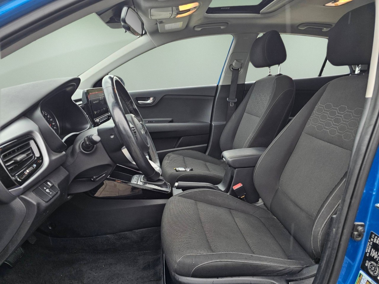 2023 Kia Rio 5-door — photo 6 of 18