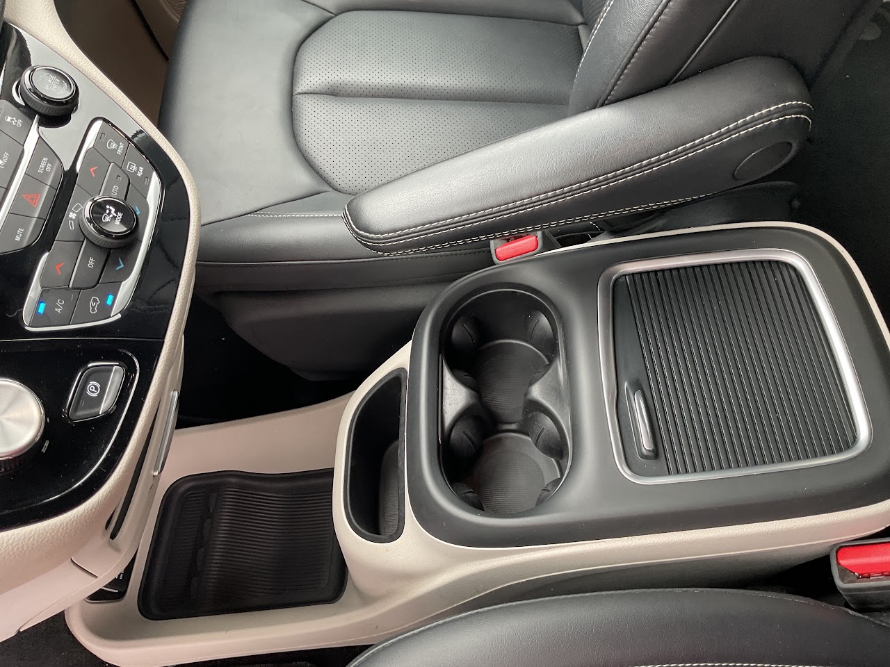 2024 Chrysler Pacifica — photo 28 of 35
