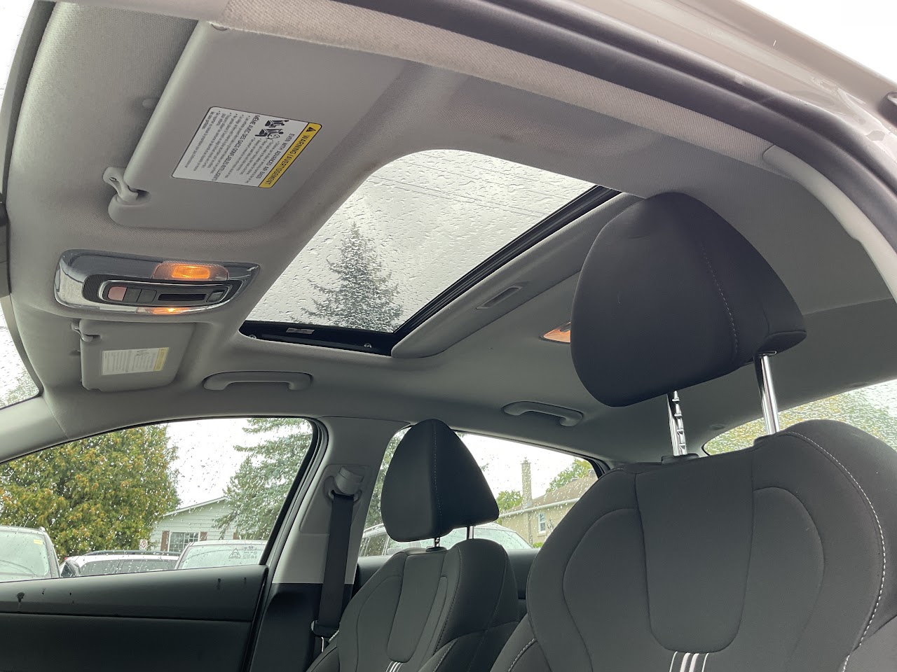 2025 Hyundai Elantra — photo 32 of 34