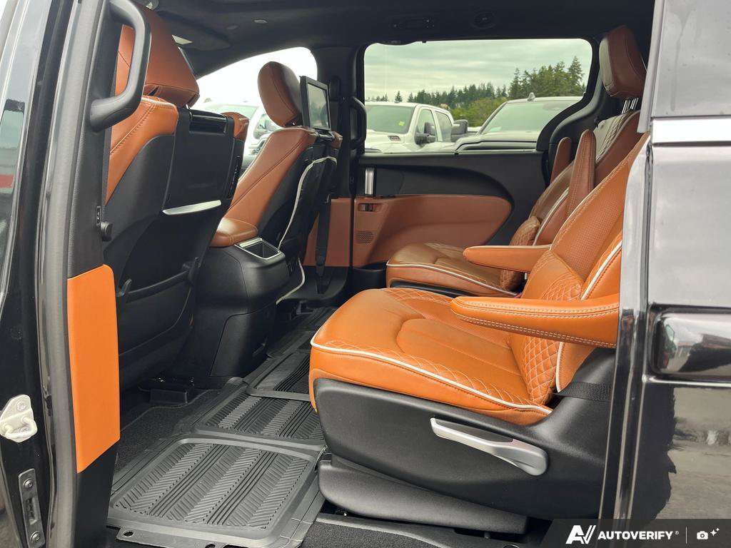2024 Chrysler Pacifica Hybrid — photo 23 of 25