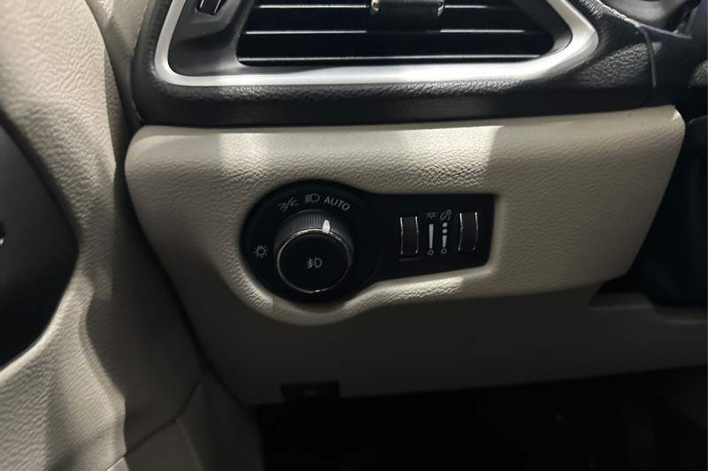 2023 Chrysler Pacifica — photo 16 of 33