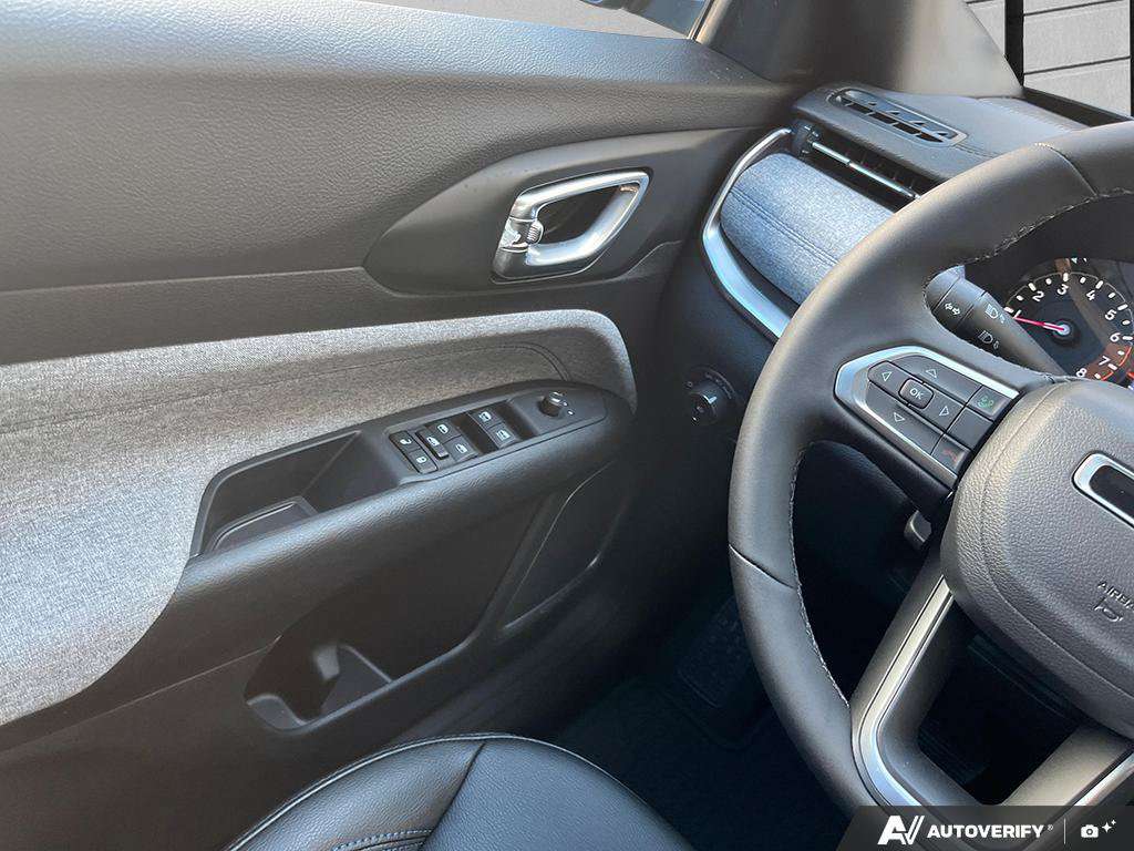 2025 Jeep Compass — photo 17 of 25