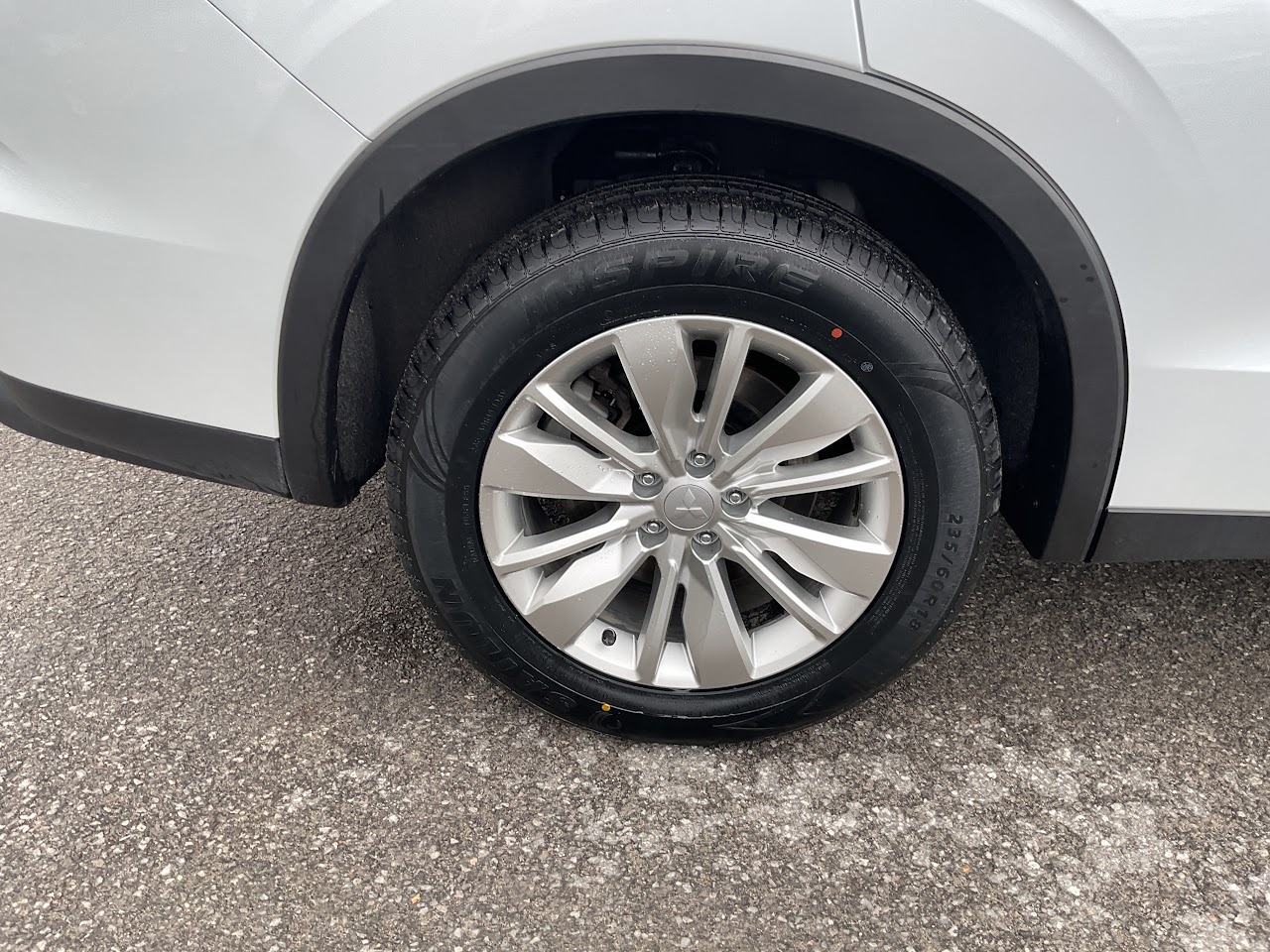 2025 Mitsubishi Outlander — photo 14 of 33