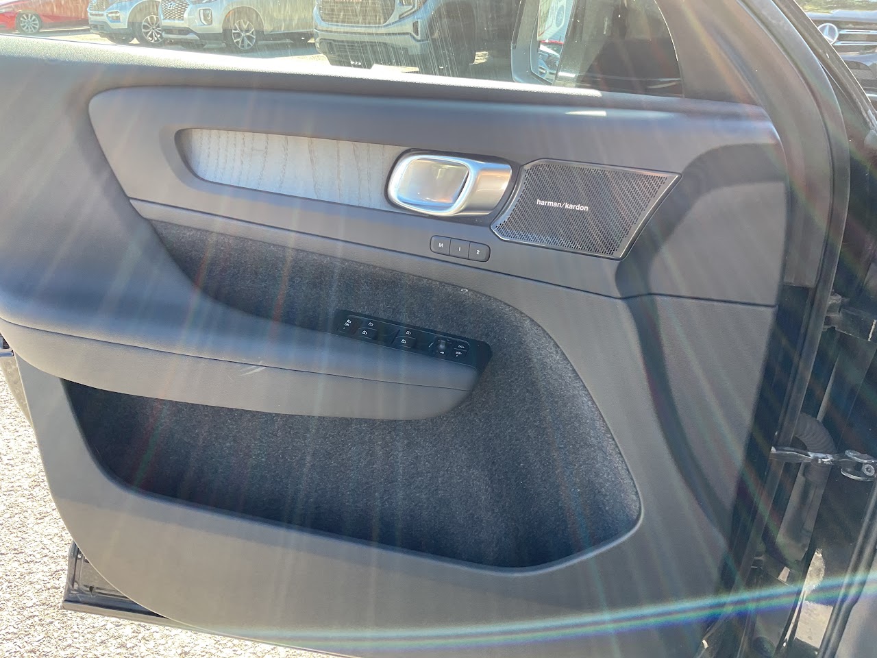 2024 Volvo XC40 — photo 30 of 34