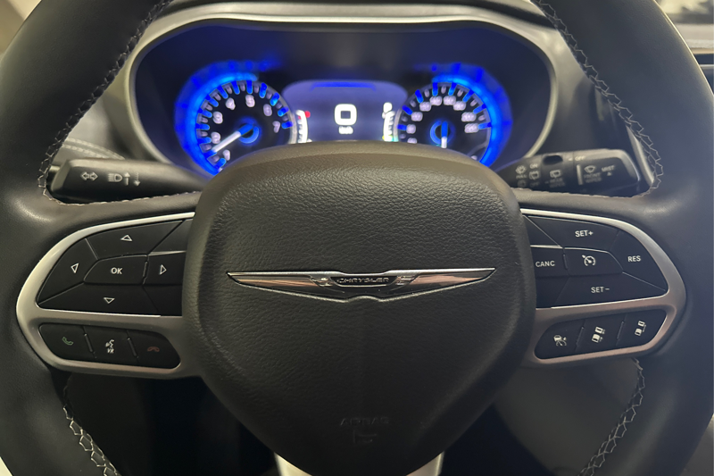 2023 Chrysler Pacifica — photo 14 of 27