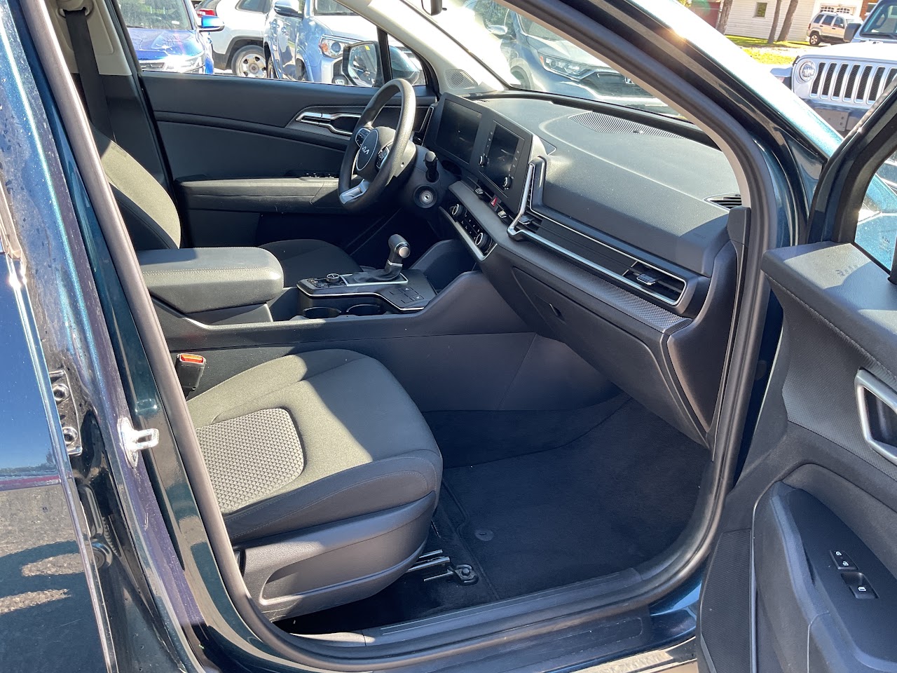 2025 Kia Sportage — photo 24 of 34
